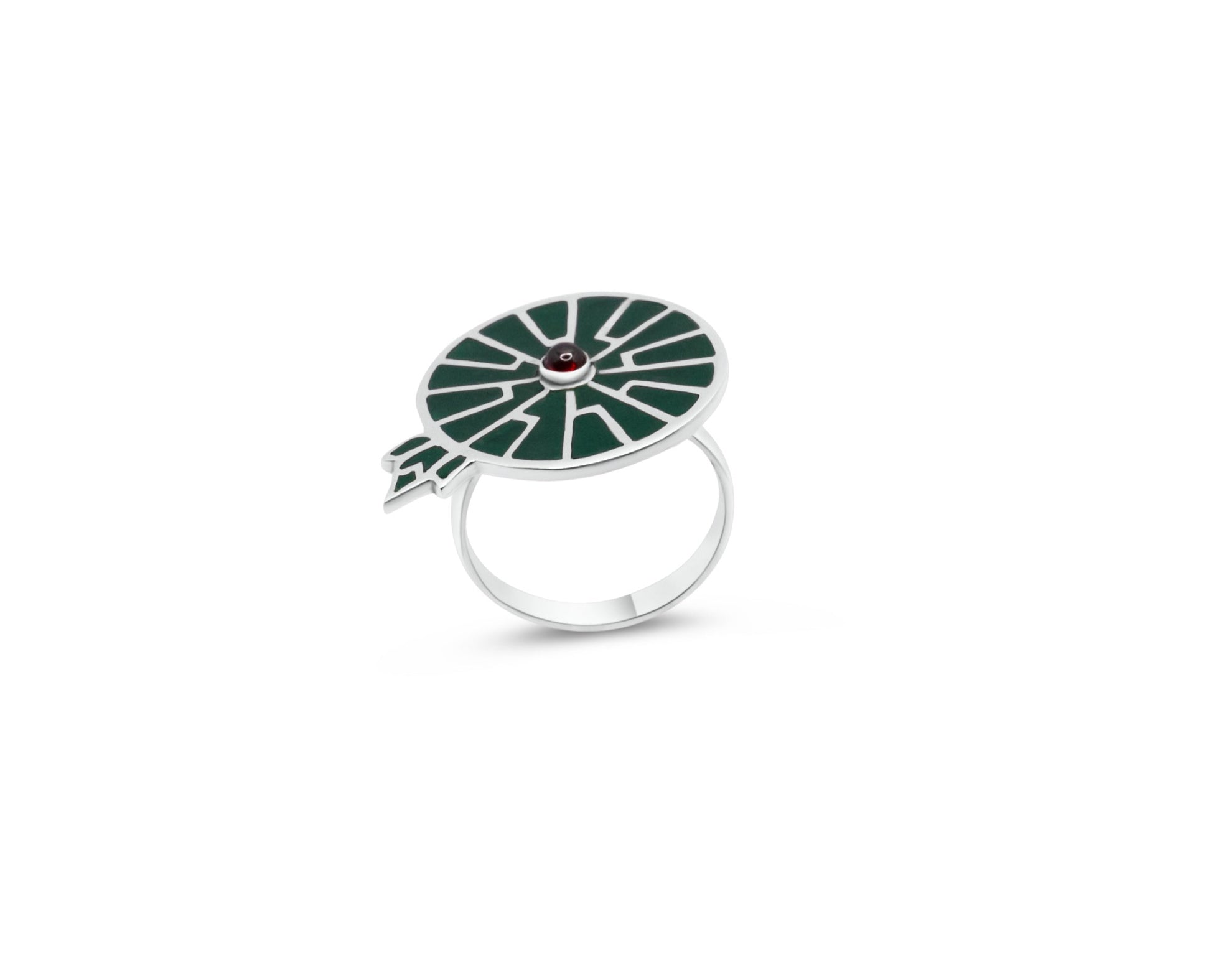 A ring in sterling silver, shaped like a Victoria Amazonica leaf with green inlay and a garnet gemstone, reflecting the beauty of the Amazon.