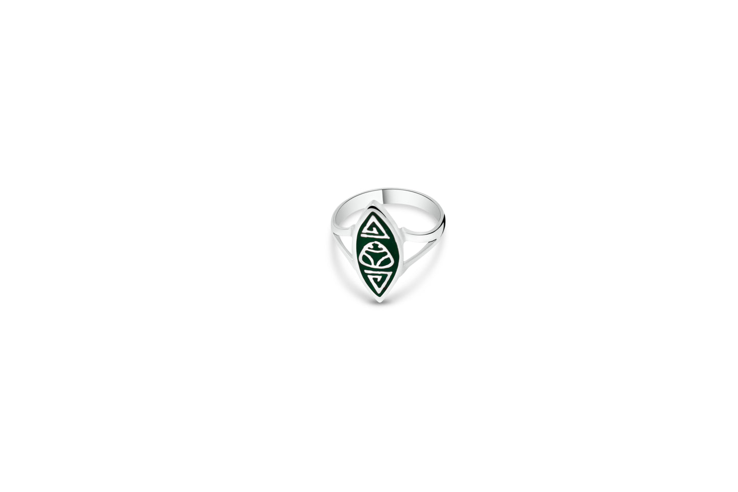 A lying silver ring with a green muiraquitã frog inlay and Marajoara geometric engraving.
