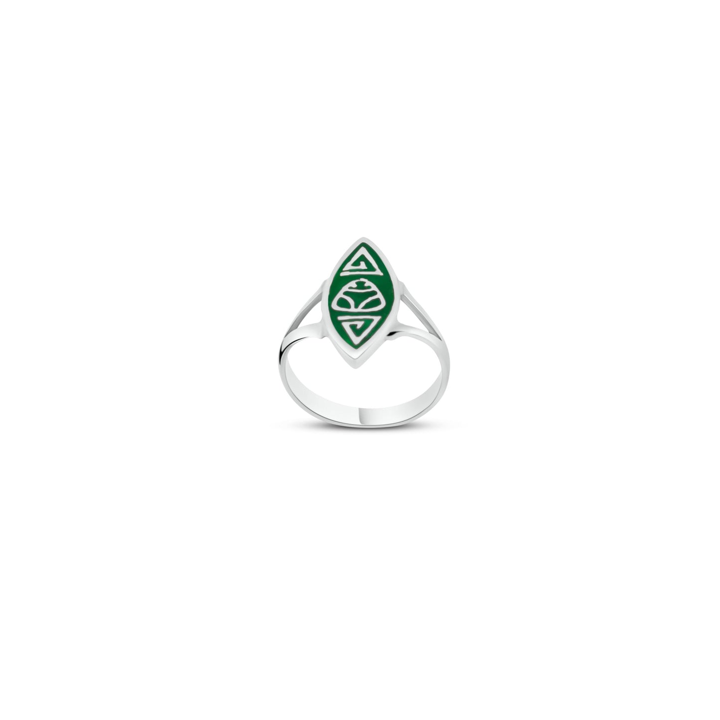 A silver ring with a green muiraquitã frog inlay and Marajoara geometric engraving.