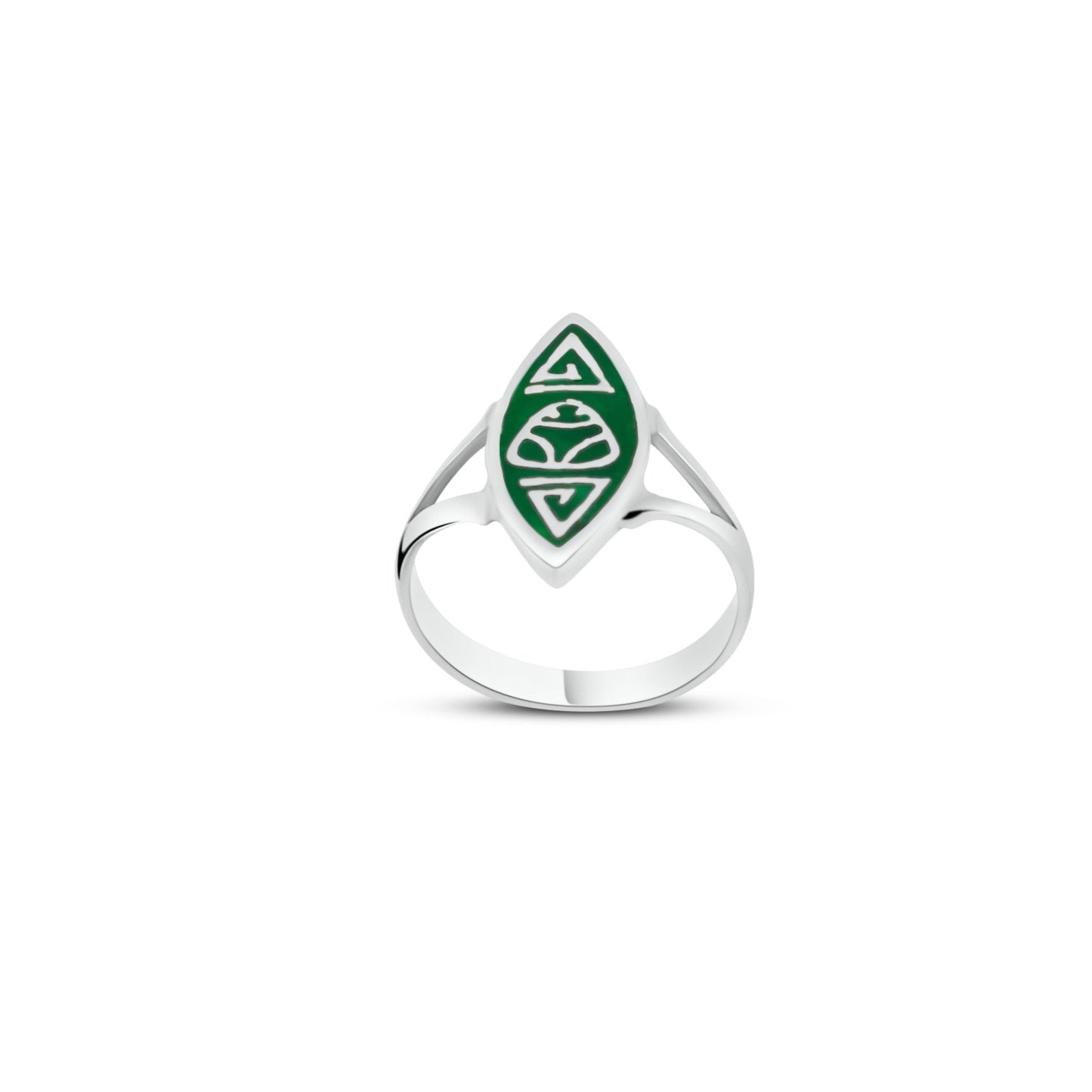 A closer image of a silver ring with a green muiraquitã frog inlay and Marajoara geometric engraving.