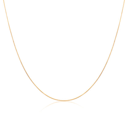 A simple and elegant gold Veneziana chain necklace with a smooth finish, showcased against a stark white background that highlights its classic beauty.