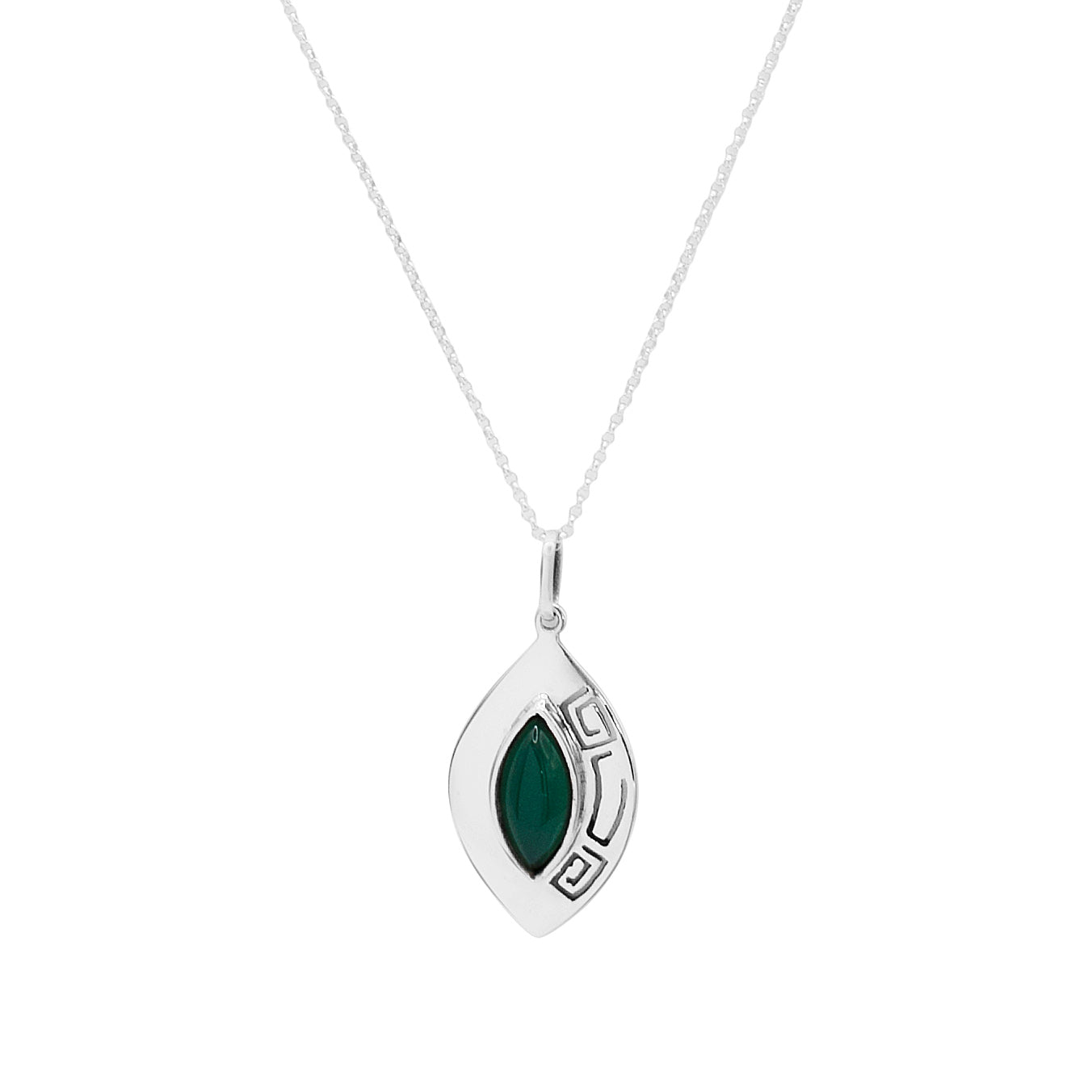 .950 silver necklace with green agate pendant. Nature-inspired details frame the gemstone.