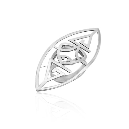 Sterling silver Marajoara muiraquitã ring, handcrafted by Brazilian artisans, reflecting an ancient Amazonian luck symbol on a reflective surface.