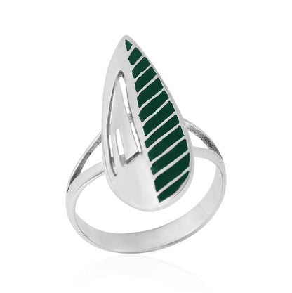  A .950 silver ring, finely crafted to emulate a cocoa leaf, with striking green detailing to accentuate its natural-inspired design.