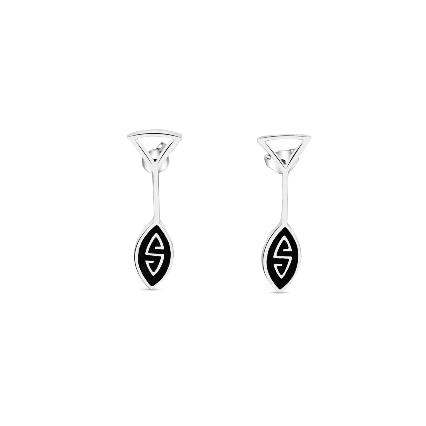 A pair of Marajoara-inspired earrings crafted from .925 sterling silver, featuring an oar-shaped design with a black inlaid pattern, symbolizing the navigational tool used by Amazonian communities.