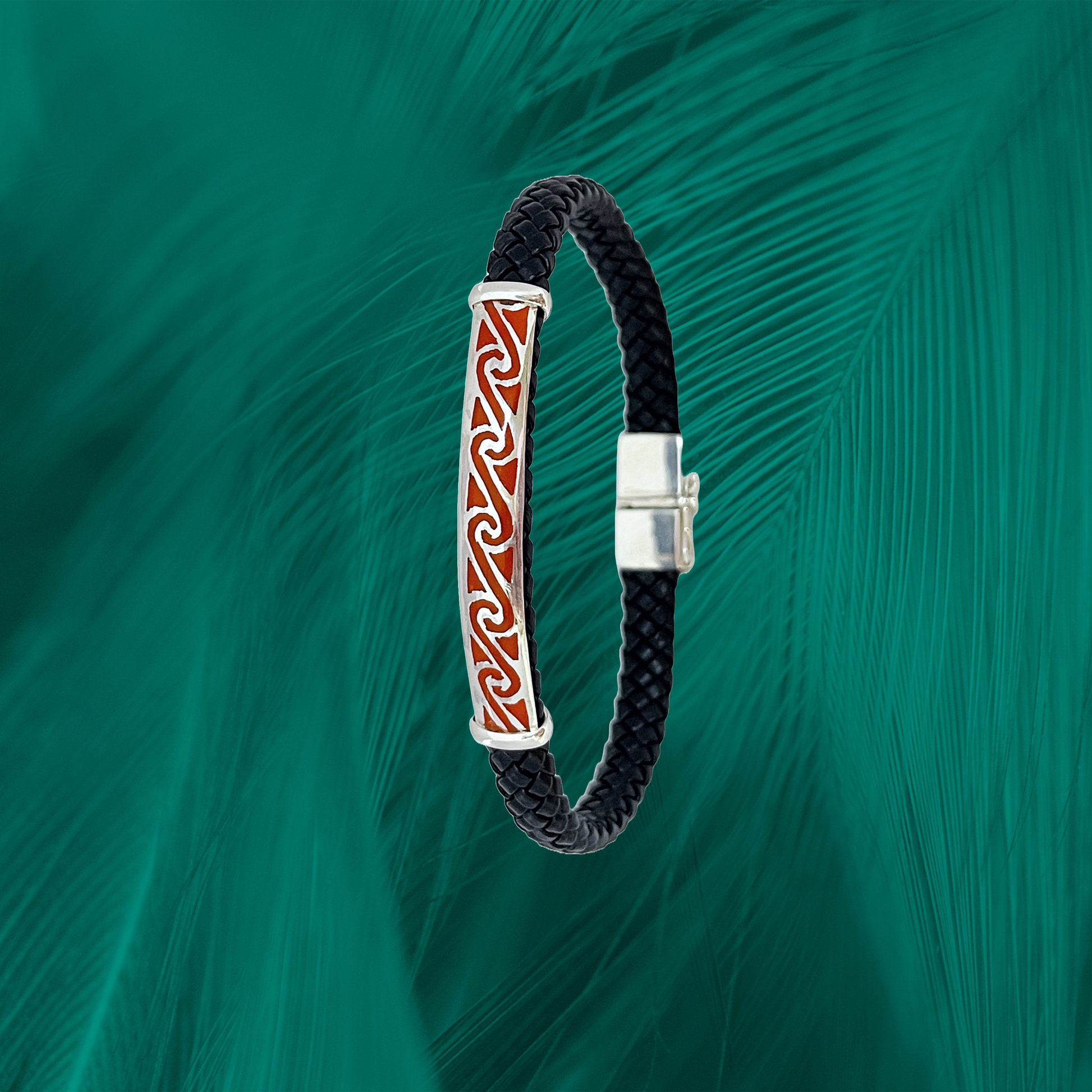 925 silver bracelet with dynamic Pororoca wave design in red. Interconnected curves mimic the Amazon's powerful waves. Black leather & silver clasp add contrast.