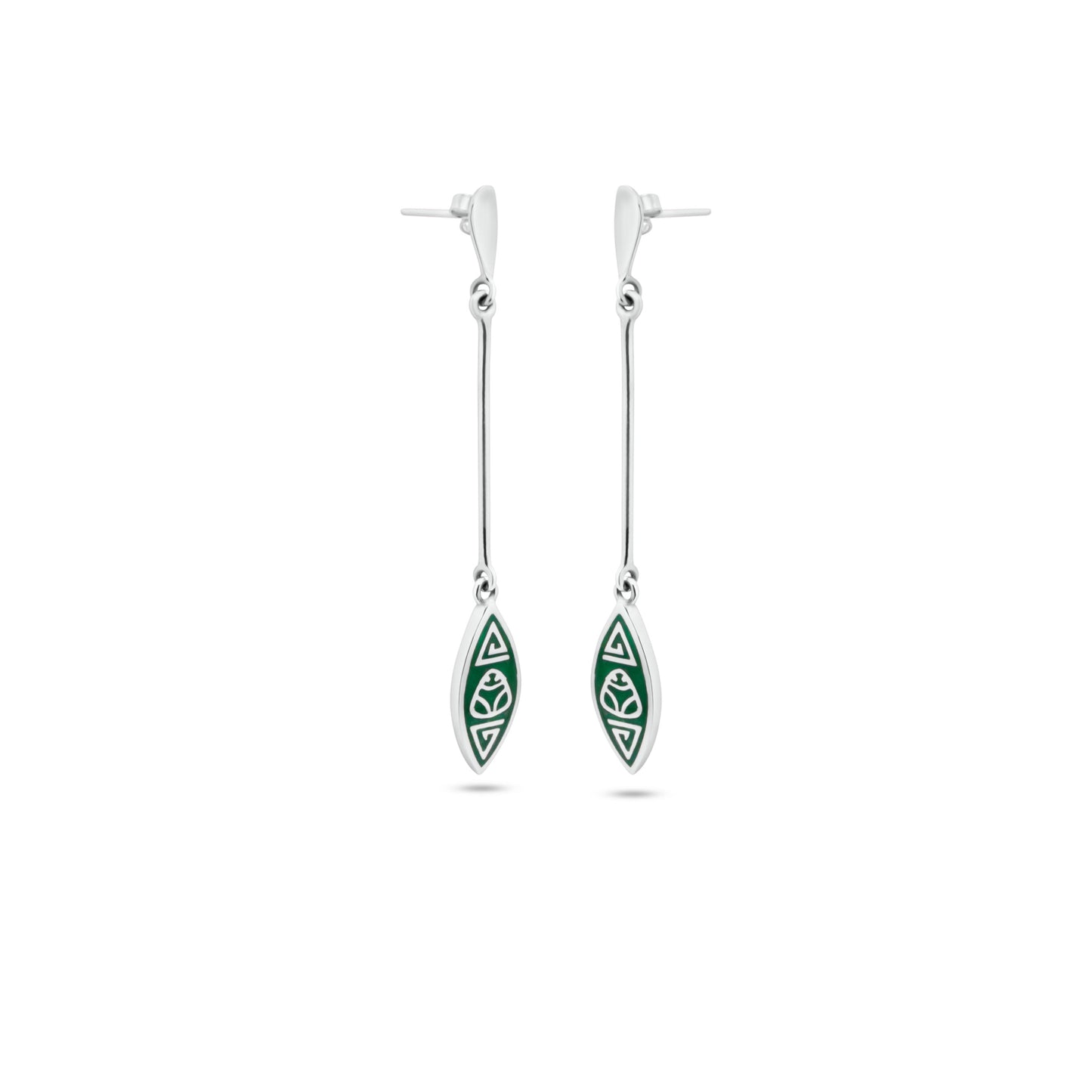 925 silver earrings with Marajoara-inspired patterns, a central muiraquita, and triangles top and bottom, in green inlay against white