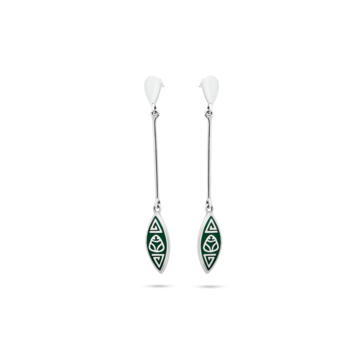 .925 silver earrings with Marajoara-inspired patterns, featuring a central muiraquita and triangles, highlighted by green local inlay